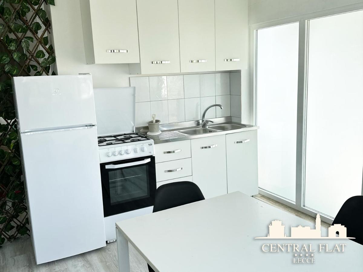 Lecce Central Flat - Attico Con Patio E Parcheggio Privato Appartement Buitenkant foto
