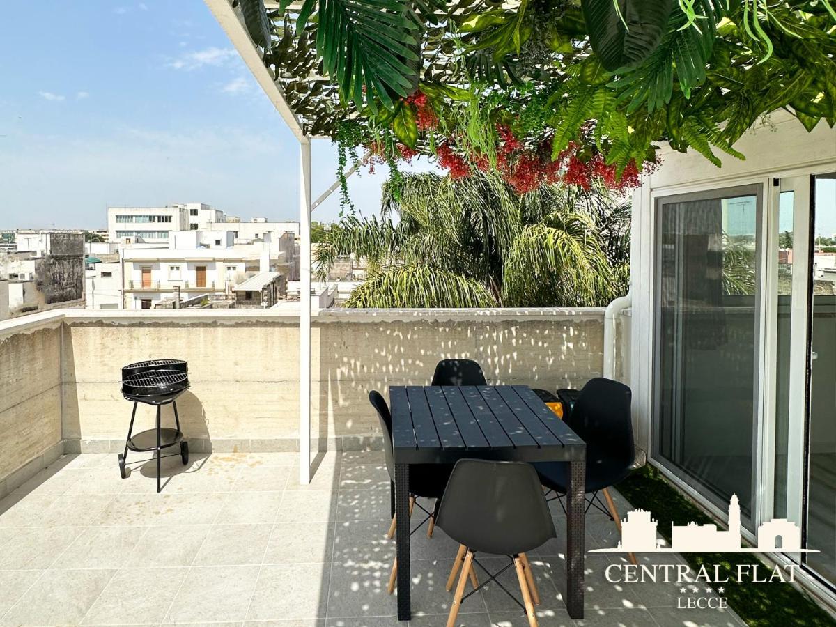 Lecce Central Flat - Attico Con Patio E Parcheggio Privato Appartement Buitenkant foto