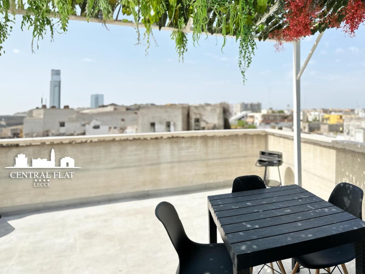 Lecce Central Flat - Attico Con Patio E Parcheggio Privato Appartement Buitenkant foto